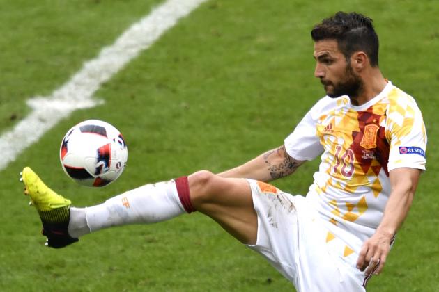 Spain's midfielder Cesc Fabregas controls the ball during Euro 2016 round of 16 football match between Italy and Spain at the Stade de France stadium in Saint-Denis, near Paris, on June 27, 2016. / AFP / PHILIPPE LOPEZ (Photo credit should read PHILIPPE LOPEZ/AFP/Getty Images)