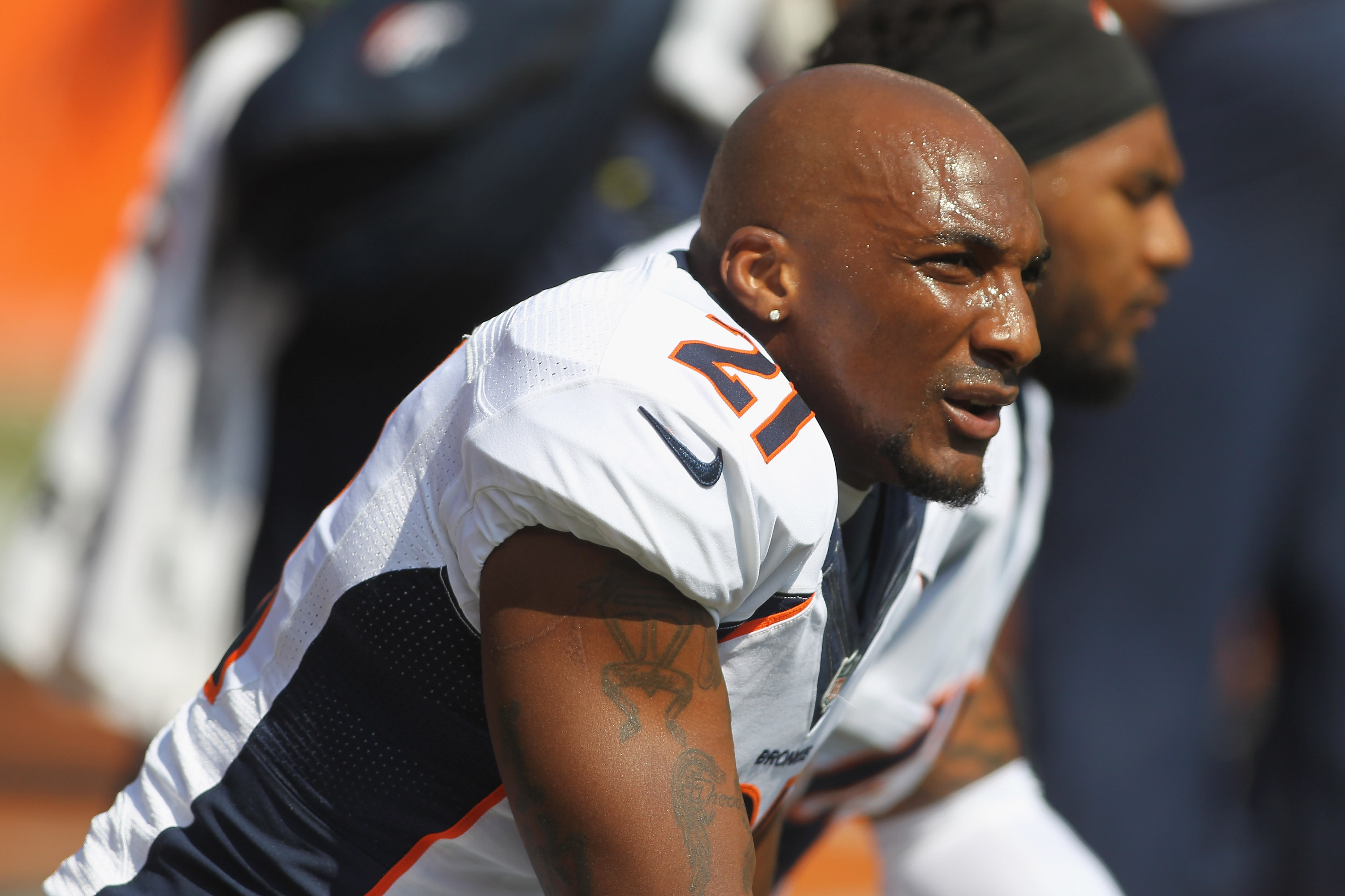 Broncos CB Aqib Talib shot in leg, won't travel to White House