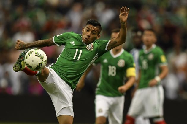 Mexico's Javier Aquino controls the ball during their Russia 2018 FIFA World Cup CONCACAF qualifiers football match against Honduras at the Azteca stadium, on September 6, 2016 in Mexico City.     / AFP / YURI CORTEZ        (Photo credit should read YURI CORTEZ/AFP/Getty Images)