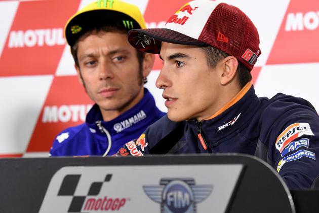Repsol Honda Team's Spanish rider Marc Marquez (R) answers a question beside Movistar Yamaha MotoGP's Italian rider Valentino Rossi (L) during a press conference at the Japanese Grand Prix in the Twin Ring Motegi circuit in Motegi on October 13, 2016. / AFP / TOSHIFUMI KITAMURA        (Photo credit should read TOSHIFUMI KITAMURA/AFP/Getty Images)