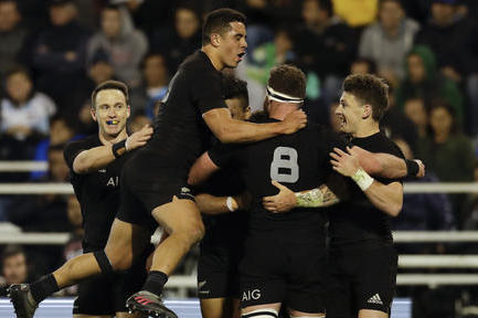 New Zealand's All Blacks players celebrate a try by TJ Perenara during a rugby championship match against Argentina's Pumas, in Buenos Aires, Argentina, Saturday, Oct. 1, 2016. (AP Photo/Natacha Pisarenko)