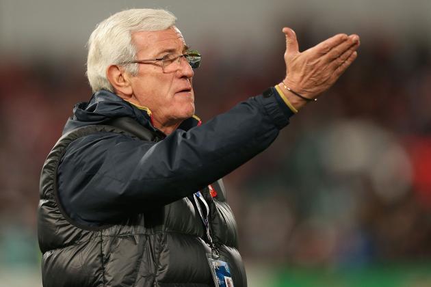 SYDNEY, AUSTRALIA - AUGUST 20: Evergrande coach Marcello Lippi talks to players before the Asian Champions League Final match between the Western Sydney Wanderers and Guangzhou Evergrande at Pirtek Stadium on August 20, 2014 in Sydney, Australia. (Photo by Mark Metcalfe/Getty Images)
