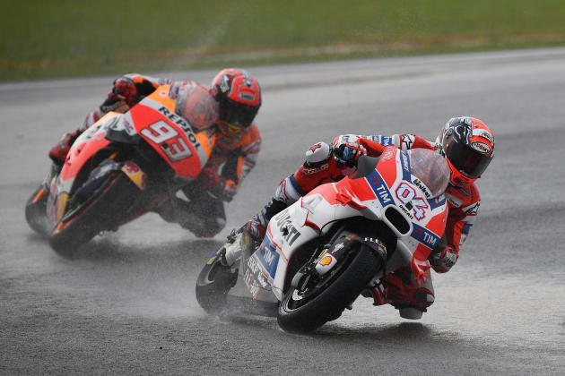 Ducati Team's Italian rider Andrea Dovizioso (R) rides ahead of Repsol Honda Team's Spanish rider Marc Marquez (L) during the Malaysian MotoGP race at the Sepang International circuit on October 30, 2016. / AFP / MANAN VATSYAYANA        (Photo credit should read MANAN VATSYAYANA/AFP/Getty Images)