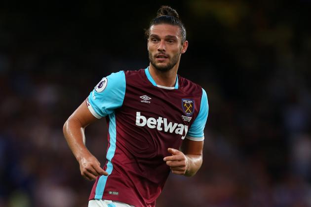 LONDON, ENGLAND - AUGUST 15: Andy Carroll of West Ham during the Premier League match between Chelsea and West Ham United at Stamford Bridge on August 15, 2016 in London, England. (Photo by Catherine Ivill - AMA/Getty Images)
