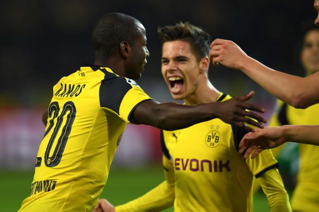 Dortmund's Columbian striker Adrian Ramos (L) celebrates scoring with team mates during the UEFA Champions League Group F football match between BVB Borussia Dortmund and Sporting CP in Dortmund, western Germany, on November 2, 2016.  / AFP / PATRIK STOLLARZ        (Photo credit should read PATRIK STOLLARZ/AFP/Getty Images)