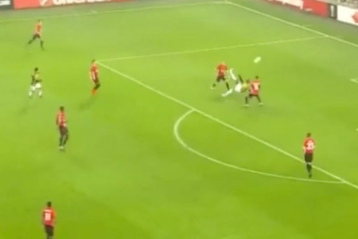 Moussa Sow Scores Incredible Overhead Kick for Fenerbahce ...