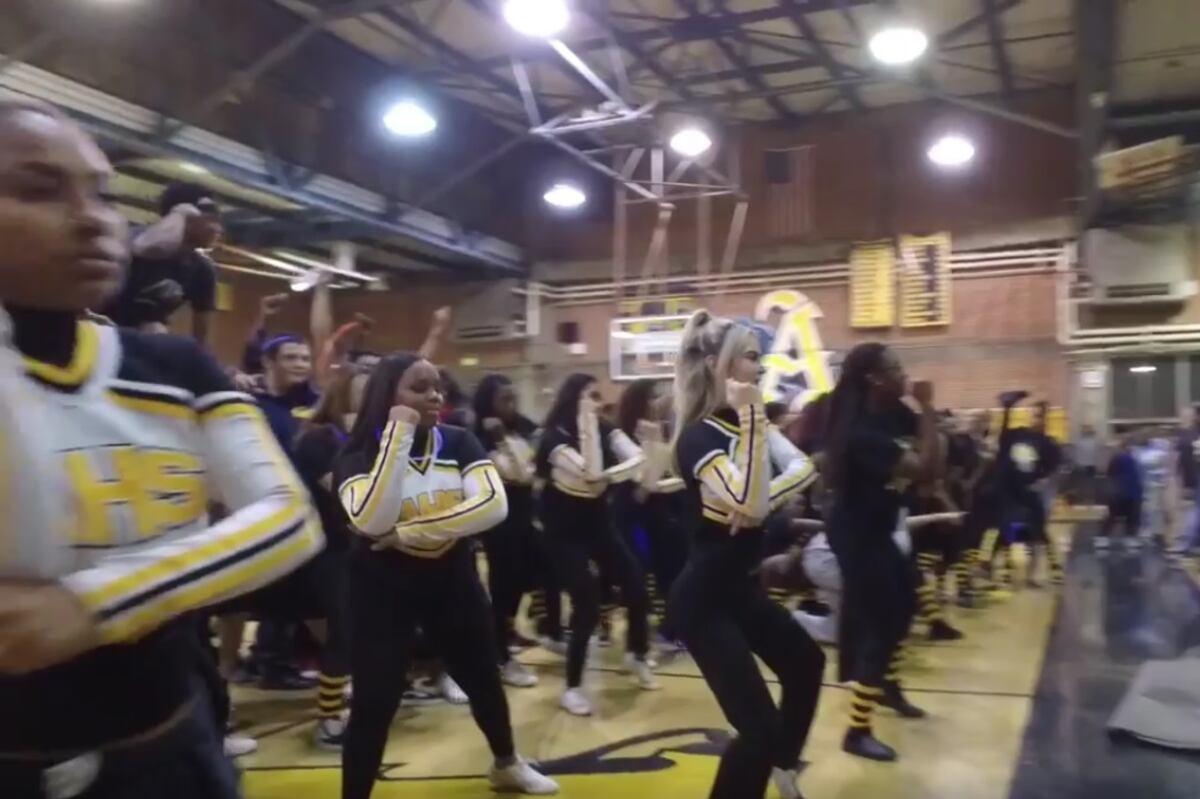 Antioch High School Stays Frozen for Mannequin Challenge 