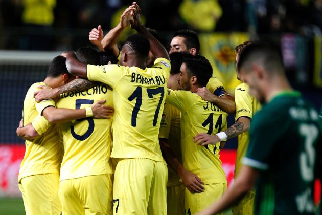 Villarreal's players celebrate their second goal during the Spanish league football match Villarreal CF vs Real Betis at El Madrigal stadium in Vila-real on November 6, 2016. / AFP / JOSE JORDAN        (Photo credit should read JOSE JORDAN/AFP/Getty Images)
