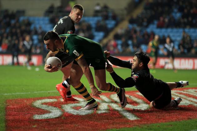 COVENTRY, ENGLAND - NOVEMBER 05:  Shaun Johnson of New Zealand and Darius Boyd of Australia compete for the ball during the Four Nations match between the New Zealand and Australia at The Ricoh Arena on November 5, 2016 in Coventry, United Kingdom. (Photo by Stephen Pond/Getty Images)