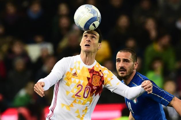 Italy's defender Leonardo Bonucci (R) fights for the ball with Spain's forward Artiz Aduriz Zubeldia during the friendly football match between Italy and Spain at 'Friuli-Dacia Arena' Stadium in Udine on March 24, 2016. / AFP / GIUSEPPE CACACE (Photo credit should read GIUSEPPE CACACE/AFP/Getty Images)