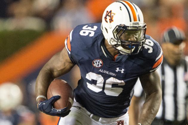 AUBURN, AL - SEPTEMBER 10: Running back Kamryn Pettway #36 of the Auburn Tigers runs the ball downfield during their game against the Arkansas State Red Wolves at Jordan Hare Stadium on September 10, 2016 in Auburn, Alabama. (Photo by Michael Chang/Getty Images)