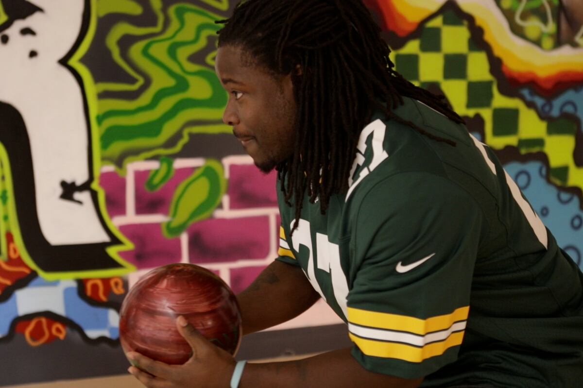 Eddie Lacy Surprises Fans and Bowls Grandma-Style | News, Scores
