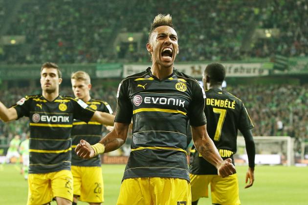 Wolfsburg, Germany 20.09.2016, 1.Bundesliga 4. Spieltag, VfL Wolfsburg - BV Borussia Dortmund, Jubel Torschuetze Pierre-Emerick Aubameyang (mi., Dortmund) zum Tor zum 0:2 (Photo by TF-Images/Getty Images)