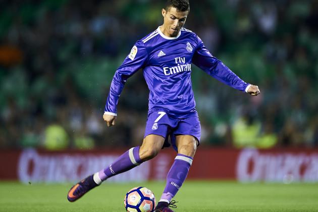 SEVILLE, SPAIN - OCTOBER 15:  Cristiano Ronaldo of Real Madrid CF in action during the match between Real Betis Balompie and Real Madrid CF as part of La Liga at Benito Villamrin stadium October 15, 2016 in Seville, Spain.  (Photo by Aitor Alcalde/Getty Images)
