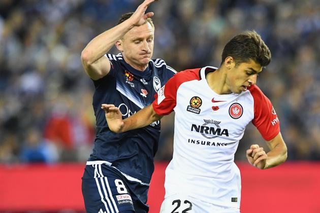 MELBOURNE, AUSTRALIA - NOVEMBER 12:  Besart Berisha of the Victory and Jonathan Aspropotamitis of the Wanderers compete for the ball during the round six A-League match between the Melbourne Victory and the Western Sydney Wanderers at Etihad Stadium on November 12, 2016 in Melbourne, Australia.  (Photo by Quinn Rooney/Getty Images)