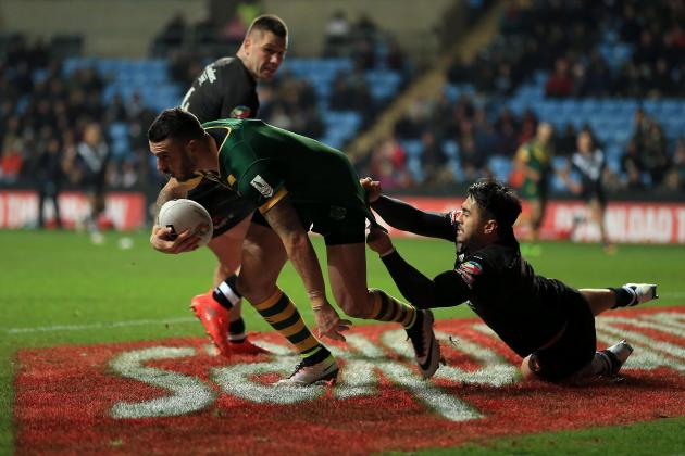 COVENTRY, ENGLAND - NOVEMBER 05:  Shaun Johnson of New Zealand and Darius Boyd of Australia compete for the ball during the Four Nations match between the New Zealand and Australia at The Ricoh Arena on November 5, 2016 in Coventry, United Kingdom. (Photo by Stephen Pond/Getty Images)