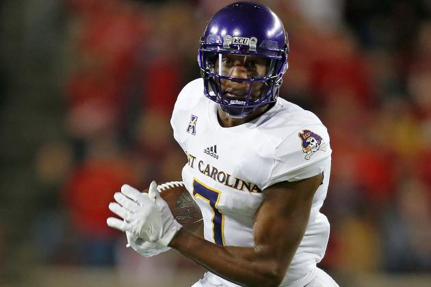 CINCINNATI, OH - OCTOBER 22: Zay Jones #7 of the East Carolina Pirates carries the ball during the game against the Cincinnati Bearcats at Nippert Stadium on October 22, 2016 in Cincinnati, Ohio. (Photo by Kirk Irwin/Getty Images)