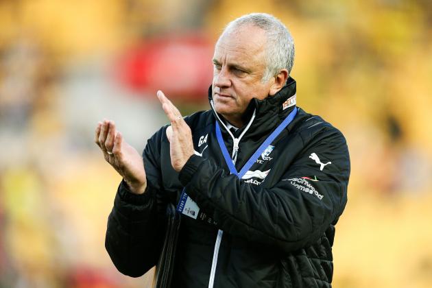 WELLINGTON, NEW ZEALAND - OCTOBER 23: Coach Graham Arnold of Sydney FC applauds a group of fans during the round three A-League match between the Wellington Phoenix and Sydney FC at Westpac Stadium on October 23, 2016 in Wellington, New Zealand. (Photo by Hagen Hopkins/Getty Images)