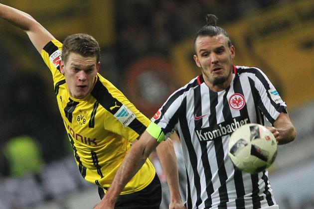 Frankfurt's forward Alexander Meier (R) and Dortmund's defender Matthias Ginter vie for the ball during the German first division Bundesliga football match between Eintracht Frankfurt and Borussia Dortmund in Frankfurt am Main, western Germany on November 26, 2016. / AFP / DANIEL ROLAND / RESTRICTIONS: DURING MATCH TIME: DFL RULES TO LIMIT THE ONLINE USAGE TO 15 PICTURES PER MATCH AND FORBID IMAGE SEQUENCES TO SIMULATE VIDEO. == RESTRICTED TO EDITORIAL USE == FOR FURTHER QUERIES PLEASE CONTACT DFL DIRECTLY AT + 49 69 650050
        (Photo credit should read DANIEL ROLAND/AFP/Getty Images)