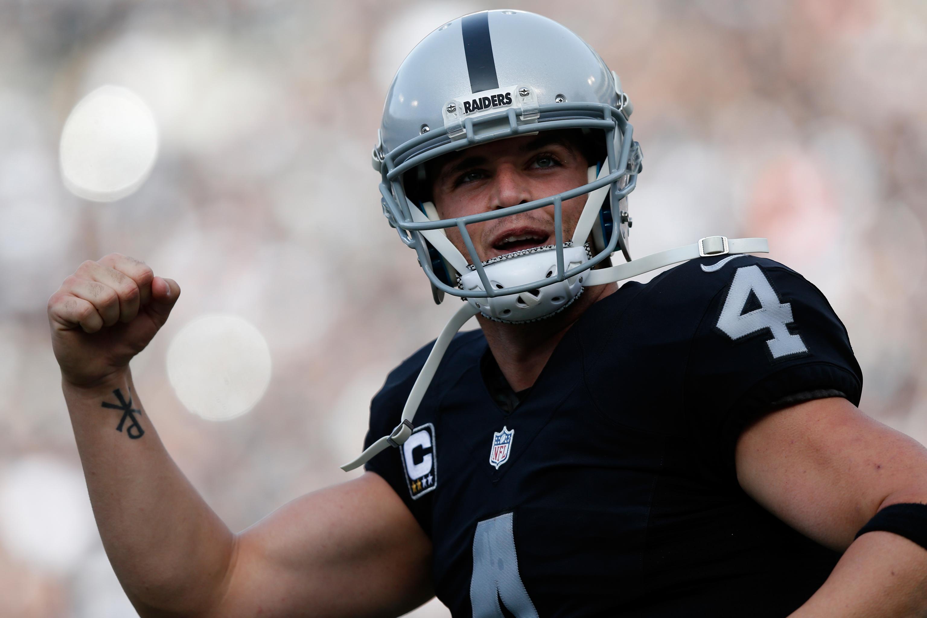 NFL roundup: Oakland Raiders' Derek Carr making a case for MVP