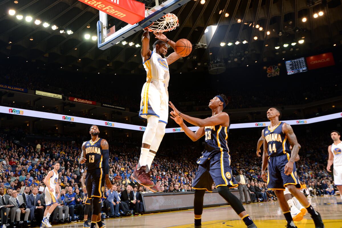 Stephen Curry Lobs Pass to Kevin Durant for Wild AlleyOop