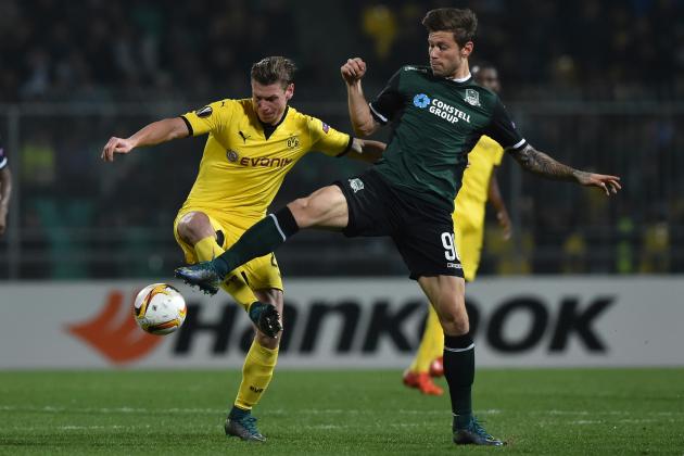 Dortmund's Polish defender Lukasz Piszczek (L) vies for the ball with Krasnodar's forward Fedor Smolov during the UEFA Europa League group C football match between FC Krasnodar and Borussia Dortmund in Krasnodar on November 26, 2015. AFP PHOTO / KIRILL KUDRYAVTSEV / AFP / KIRILL KUDRYAVTSEV        (Photo credit should read KIRILL KUDRYAVTSEV/AFP/Getty Images)