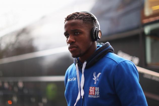 HULL, ENGLAND - DECEMBER 10:  Wilfried Zaha of Crystal Palace arrives prior to during the Premier League match between Hull City and Crystal Palace at KCOM Stadium on December 10, 2016 in Hull, England.  (Photo by Ian MacNicol/Getty Images)
