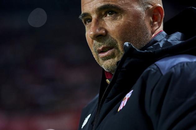 SEVILLE, SPAIN - NOVEMBER 26:  Head Coach of Sevilla FC Jorge Sampaoli looks on during the La Liga match between Sevilla FC and Valencia CF at Estadio Ramon Sanchez Pizjuan on November 26, 2016 in Seville, Spain.  (Photo by Aitor Alcalde Colomer/Getty Images)