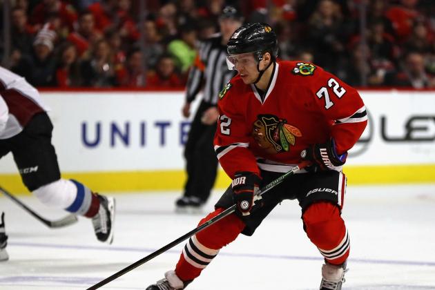 CHICAGO, IL - DECEMBER 23: Artemi Panarin #72 of the Chicago Blackhawks controls the puck against the Colorado Avalanche at the United Center on December 23, 2016 in Chicago, Illinois. The Avalanche defeated the Blackhawks 2-1 in overtime.  (Photo by Jonathan Daniel/Getty Images)