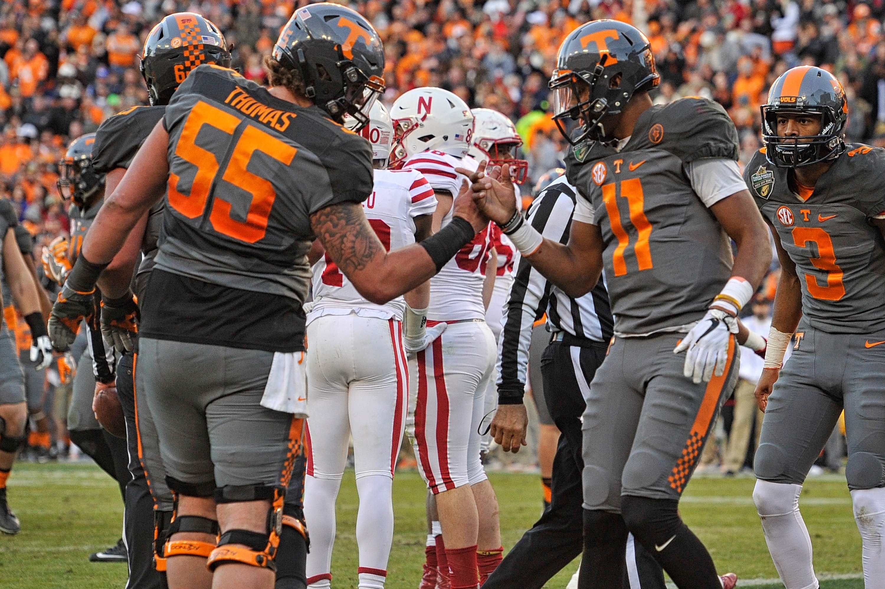 NASHVILLE, TN - DECEMBER 30: Tennessee Volunteers running back Alvin Kamara  (6) runs the ball during the Music City Bowl between the Tennessee  Volunteers and Nebraska Cornhuskers on December 30, 2016 at