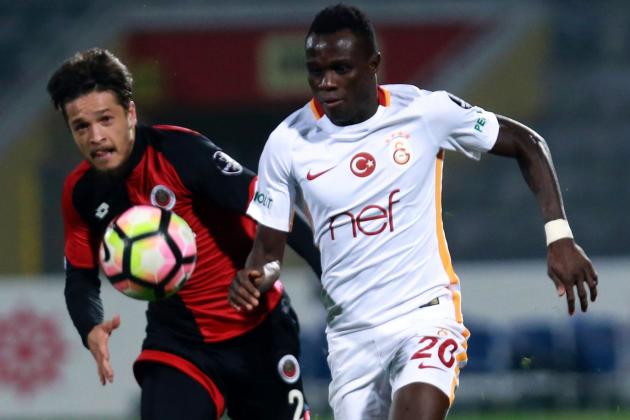 Bruma ( R) of Galatasaray vies with Genclerbirligi's Ahmet Oguz during the Turkish Super Lig football match between Genclerbirligi and Galatasaray on October 15, 2016 at the 19 Mayis stadium in Ankara. / AFP / ADEM ALTAN        (Photo credit should read ADEM ALTAN/AFP/Getty Images)