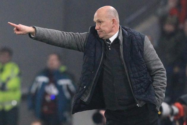 Hull City's English manager Mike Phelan gestures on the touchline during the English Premier League football match between Hull City and Everton at the KCOM Stadium in Kingston upon Hull, north east England on December 30, 2016. / AFP / Lindsey PARNABY / RESTRICTED TO EDITORIAL USE. No use with unauthorized audio, video, data, fixture lists, club/league logos or 'live' services. Online in-match use limited to 75 images, no video emulation. No use in betting, games or single club/league/player publications. / (Photo credit should read LINDSEY PARNABY/AFP/Getty Images)