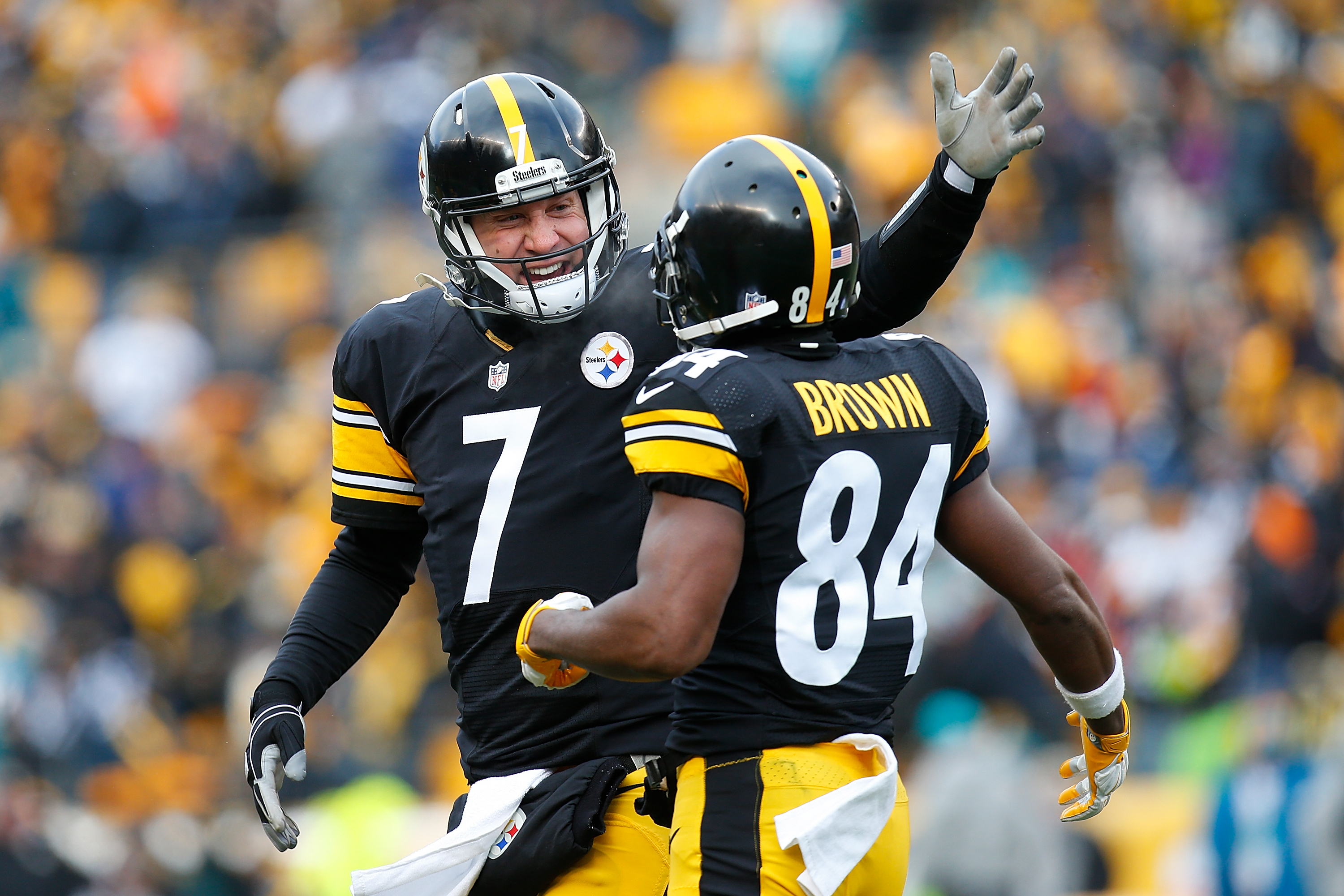 Bell powers Steelers past Dolphins, 30-12