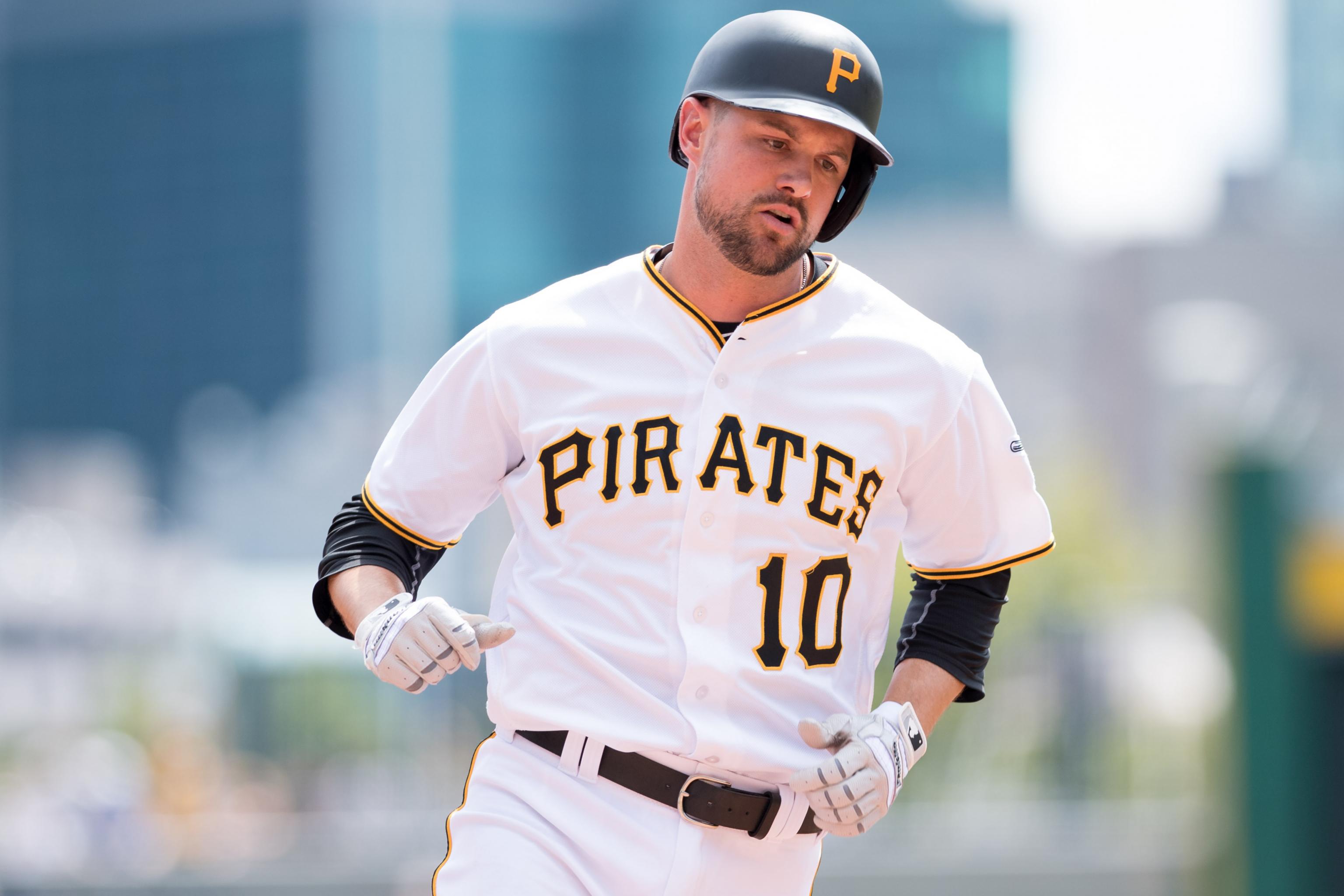 Pirates' Jordy Mercer exits with sore knee