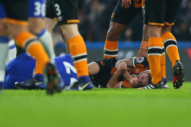 LONDON, ENGLAND - JANUARY 22: Ryan Mason of Hull City lies injured after a clash of heads with Gary Cahill of Chelsea during the Premier League match between Chelsea and Hull City at Stamford Bridge on January 22, 2017 in London, England. (Photo by Catherine Ivill - AMA/Getty Images)