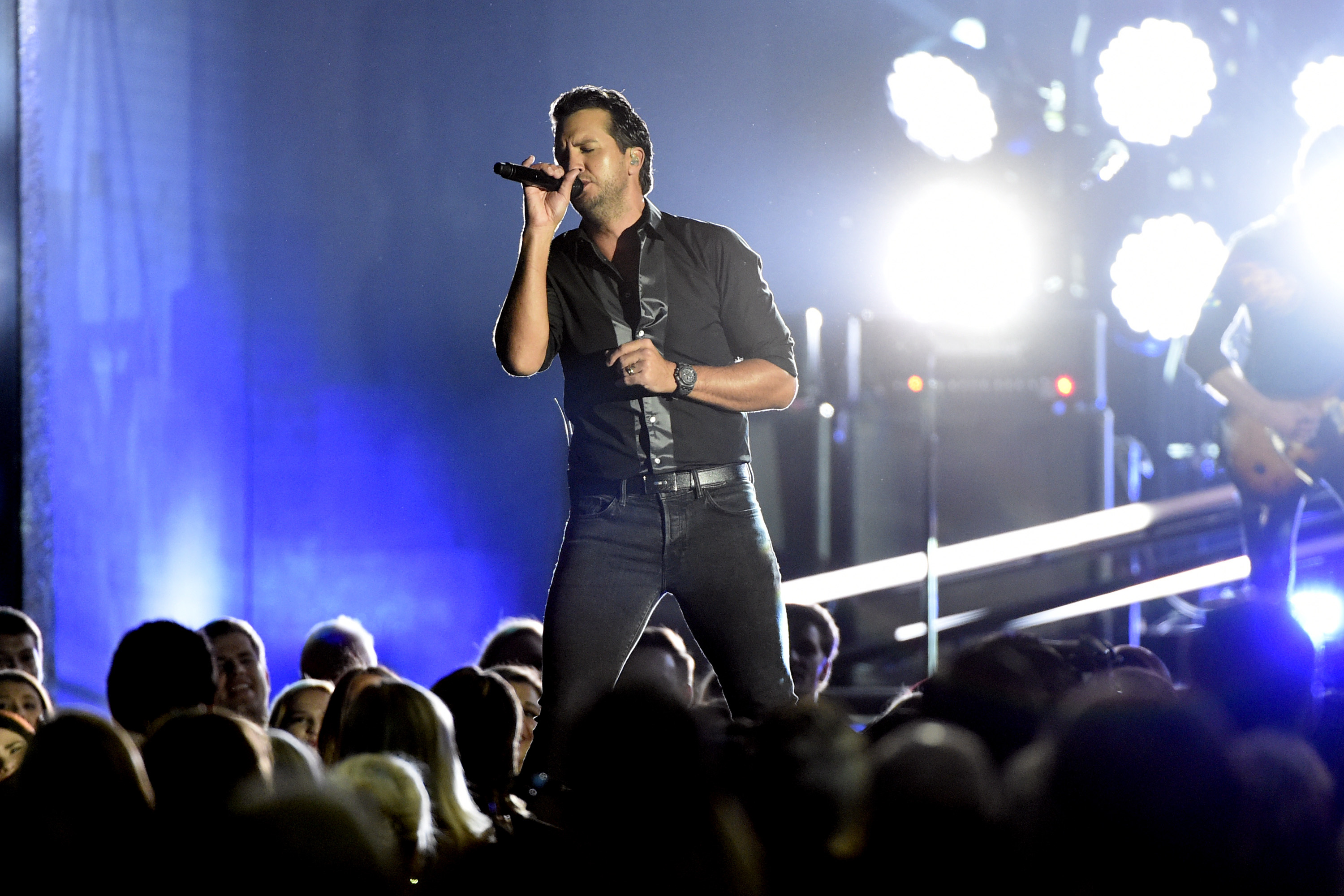 Super Bowl 2017 prop bet: Luke Bryan's national anthem performance