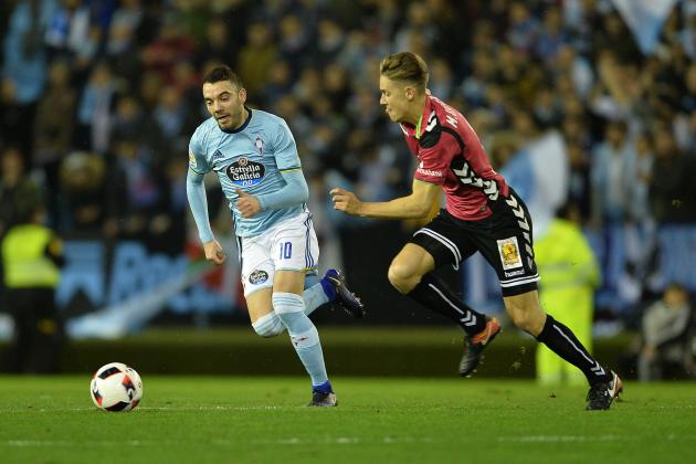 VIGO, SPAIN - FEBRUARY 02: Iago Aspas of Celta de Vigo competes for the ball with Marcos Llorente of Alaves during the Copa del Rey semi-final first leg match between Real Club Celta de Vigo and Deportivo Alaves at Municipal de Balaidos stadium on February 02, 2017 in Vigo, Spain. (Photo by Octavio Passos/Getty Images)