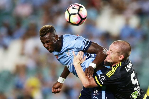 SYDNEY, AUSTRALIA - FEBRUARY 09:  Bernie Ibini-Isei of Sydney FC is challenged by Ryan Lowry of Wellington Phoenix during the round 19 A-League match between Sydney FC and the Wellington Phoenix at Allianz Stadium on February 9, 2017 in Sydney, Australia.  (Photo by Matt King/Getty Images)