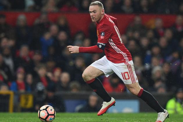 Manchester United's English striker Wayne Rooney runs with the ball during the English FA Cup fourth round football match between Manchester United and Wigan Athletic at Old Trafford in Manchester, north west England, on January 29, 2017. / AFP / Paul ELLIS / RESTRICTED TO EDITORIAL USE. No use with unauthorized audio, video, data, fixture lists, club/league logos or 'live' services. Online in-match use limited to 75 images, no video emulation. No use in betting, games or single club/league/player publications. / (Photo credit should read PAUL ELLIS/AFP/Getty Images)