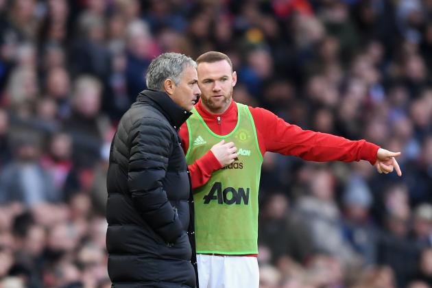 MANCHESTER, ENGLAND - NOVEMBER 19: Jose Mourinho, Manager of Manchester United (L) speaks to Wayne Rooney of Manchester United (R) during the Premier League match between Manchester United and Arsenal at Old Trafford on November 19, 2016 in Manchester, England. (Photo by Michael Regan/Getty Images)