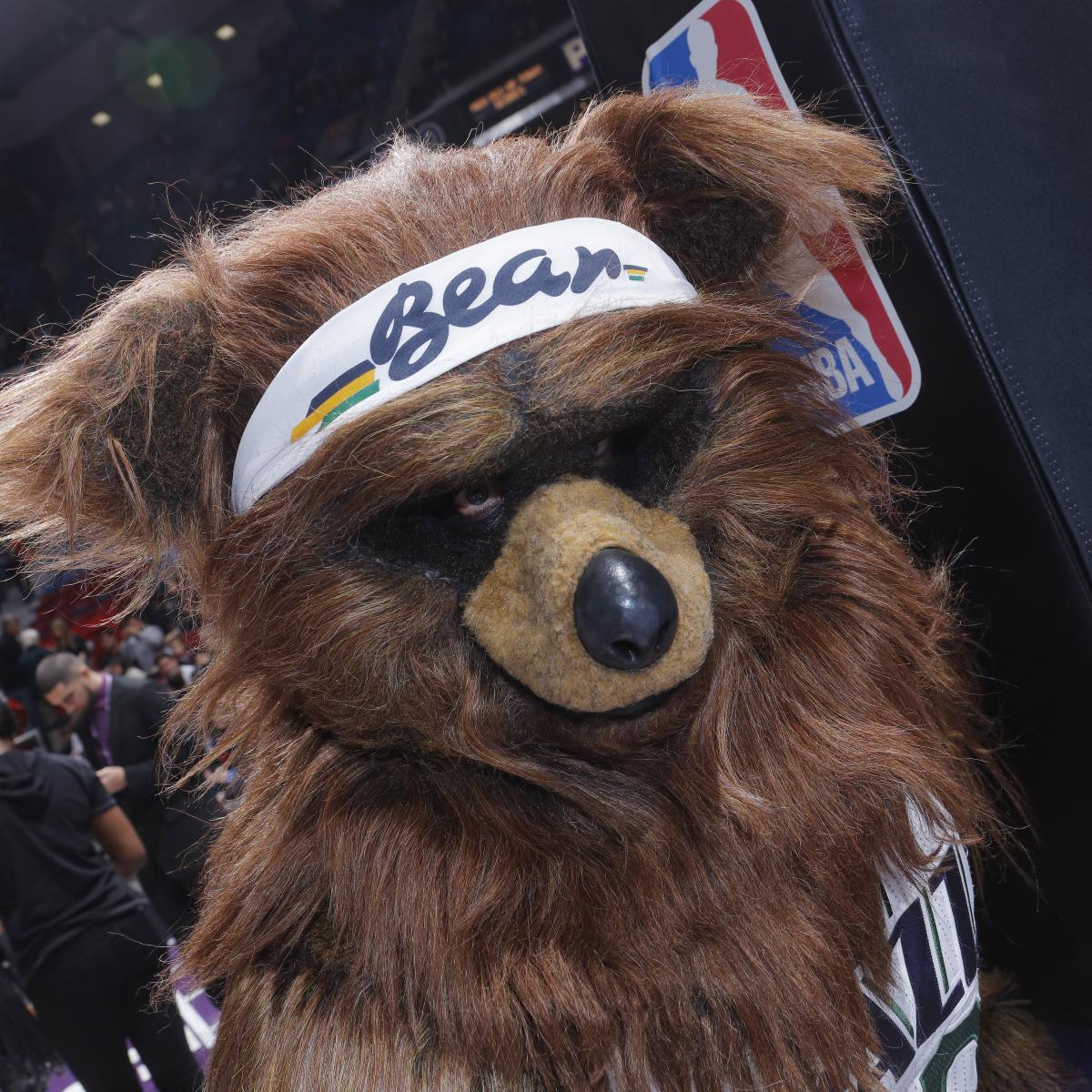 Utah Jazz Mascot Photobombs Sideline Analysts During Live Halftime Rundown | Bleacher ...1200 x 1200