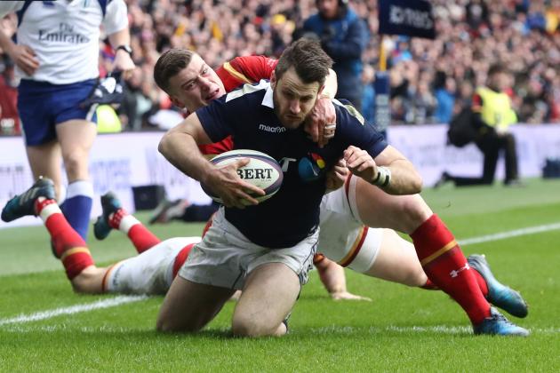 EDINBURGH, SCOTLAND - FEBRUARY 25:  Tommy Seymour of Scotland goes past Liam Williams and Scott Williams of Wales to score his team's first try during the RBS Six Nations match between Scotland and Wales at Murrayfield Stadium on February 25, 2017 in Edinburgh, Scotland.  (Photo by David Rogers/Getty Images)