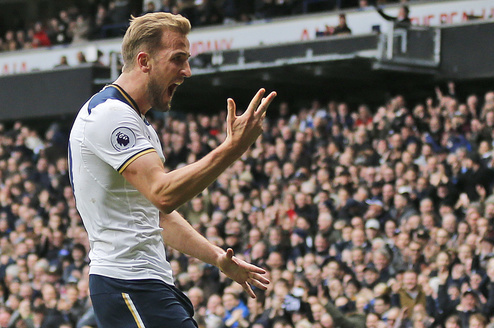 Harry Kane frames Cristiano Ronaldo's shirt after Tottenham's