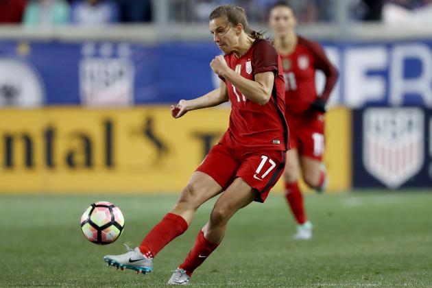 HARRISON, NJ - MARCH 04:  Tobin Heath #17 of the United States passes the ball in the second half against England during the SheBelieves Cup at Red Bull Arena on March 4, 2017 in Harrison, New Jersey.England defeated the USA 1-0.  (Photo by Elsa/Getty Images)