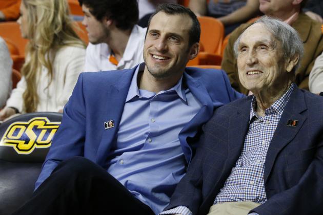 Former Oklahoma State basketball coach Eddie Sutton, right, is pictured with Doug Gottlieb, left, during an NCAA college basketball game between Baylor and Oklahoma State in Stillwater, Okla., Wednesday, Jan. 27, 2016. Baylor won 69-65. (AP Photo/Sue Ogrocki)