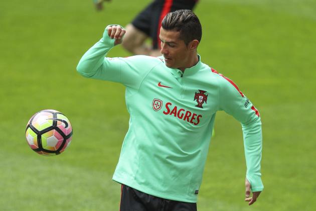LISBON, PORTUGAL - MARCH 23: Portugal's forward Cristiano Ronaldo during Portugal Training Session and Press Conference the at Cidade do Futebol on March 23, 2017 in Lisbon, Portugal.  (Photo by Carlos Rodrigues/Getty Images)
