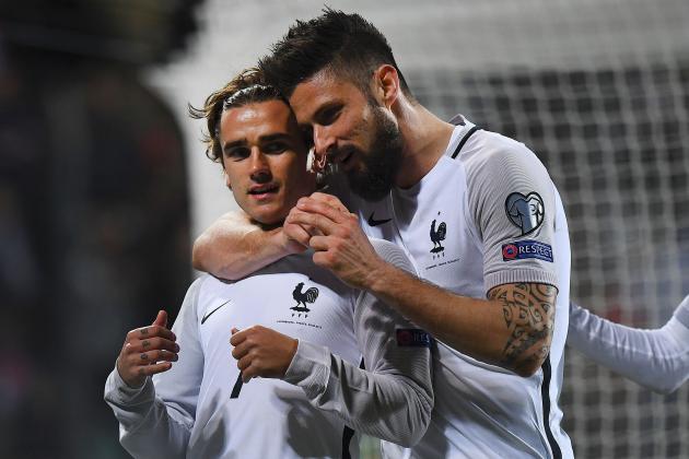 France's forward Antoine Griezmann (L) is congratuled by France's forward Olivier Giroud after scoring a goal during the FIFA World Cup 2018 qualifying football match Luxembourg vs France on March 25, 2017 at Josy Bartel stadium in Luxembourg. / AFP PHOTO / FRANCK FIFE        (Photo credit should read FRANCK FIFE/AFP/Getty Images)