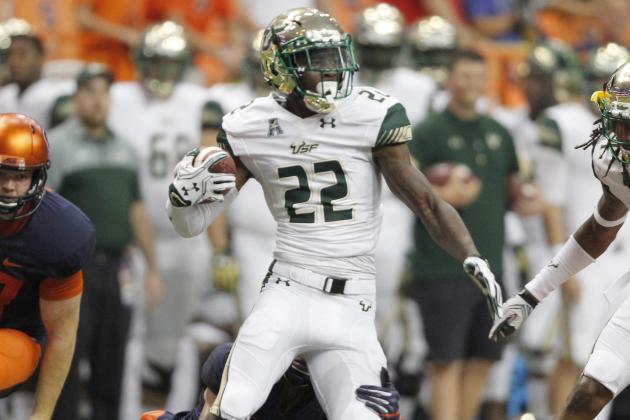 South Florida's Hassan Childs, center, runs in the fourth quarter of an NCAA college football game against Syracuse in Syracuse, N.Y., Saturday, Sept. 17, 2016. South Florida won 45-20. (AP Photo/Nick Lisi)