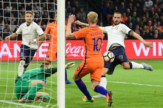 Italy's Leonardo Bonucci (R) aims to score a goal during the friendly football match between The Netherlands and Italy at the Arena Stadium, on March 28, 2017 in Amsterdam. / AFP PHOTO / JOHN THYS        (Photo credit should read JOHN THYS/AFP/Getty Images)