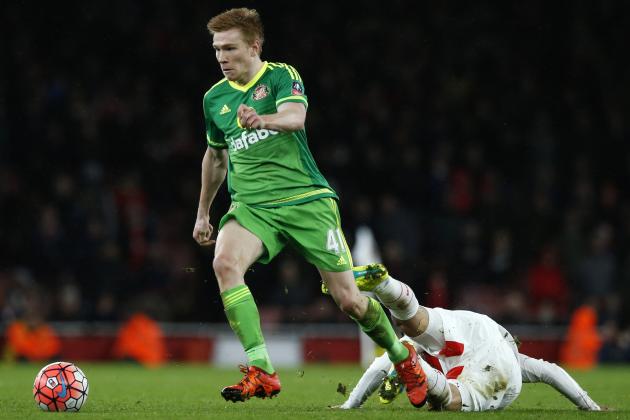 Sunderland’s Duncan Watmore takes the ball forward during the English FA Cup third round soccer match between Arsenal and Sunderland at the Emirates stadium in London, Saturday, Jan. 9, 2016 . (AP Photo/Alastair Grant)